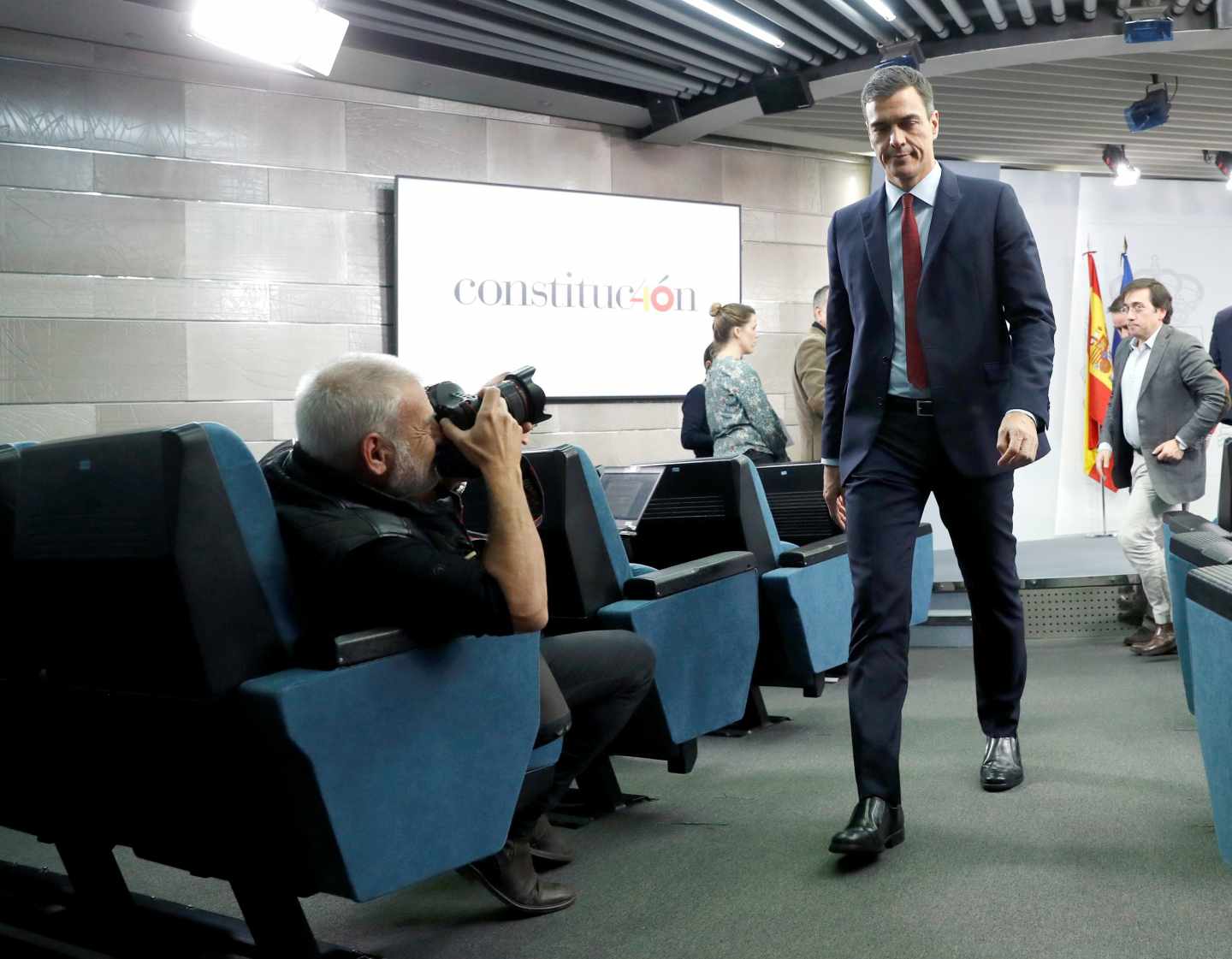 El presidente del Gobierno, Pedro Sánchez, tras su comparecencia hoy en el Palacio de la Moncloa, en Madrid, en la que ha anunciado que España ha alcanzado un acuerdo sobre Gibraltar y, por tanto, mañana levantará el veto en la reunión de líderes comunitarios y votará a favor del "brexit".