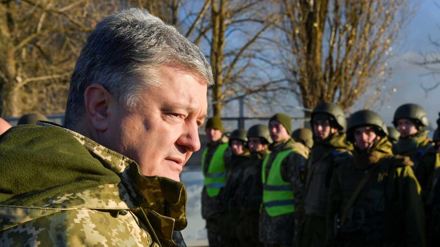 El presidente icramoamp, Petro Poroshenko, visita un centro de entrenamiento de las Fuerzas Armadas en Cherníhiv.