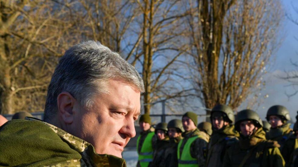 El presidente icramoamp, Petro Poroshenko, visita un centro de entrenamiento de las Fuerzas Armadas en Cherníhiv.