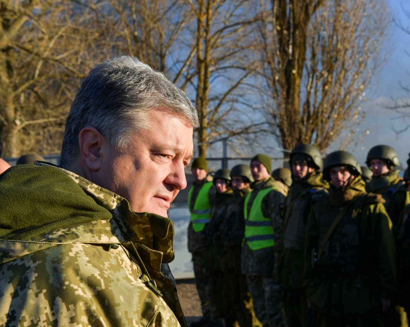 El presidente icramoamp, Petro Poroshenko, visita un centro de entrenamiento de las Fuerzas Armadas en Cherníhiv.