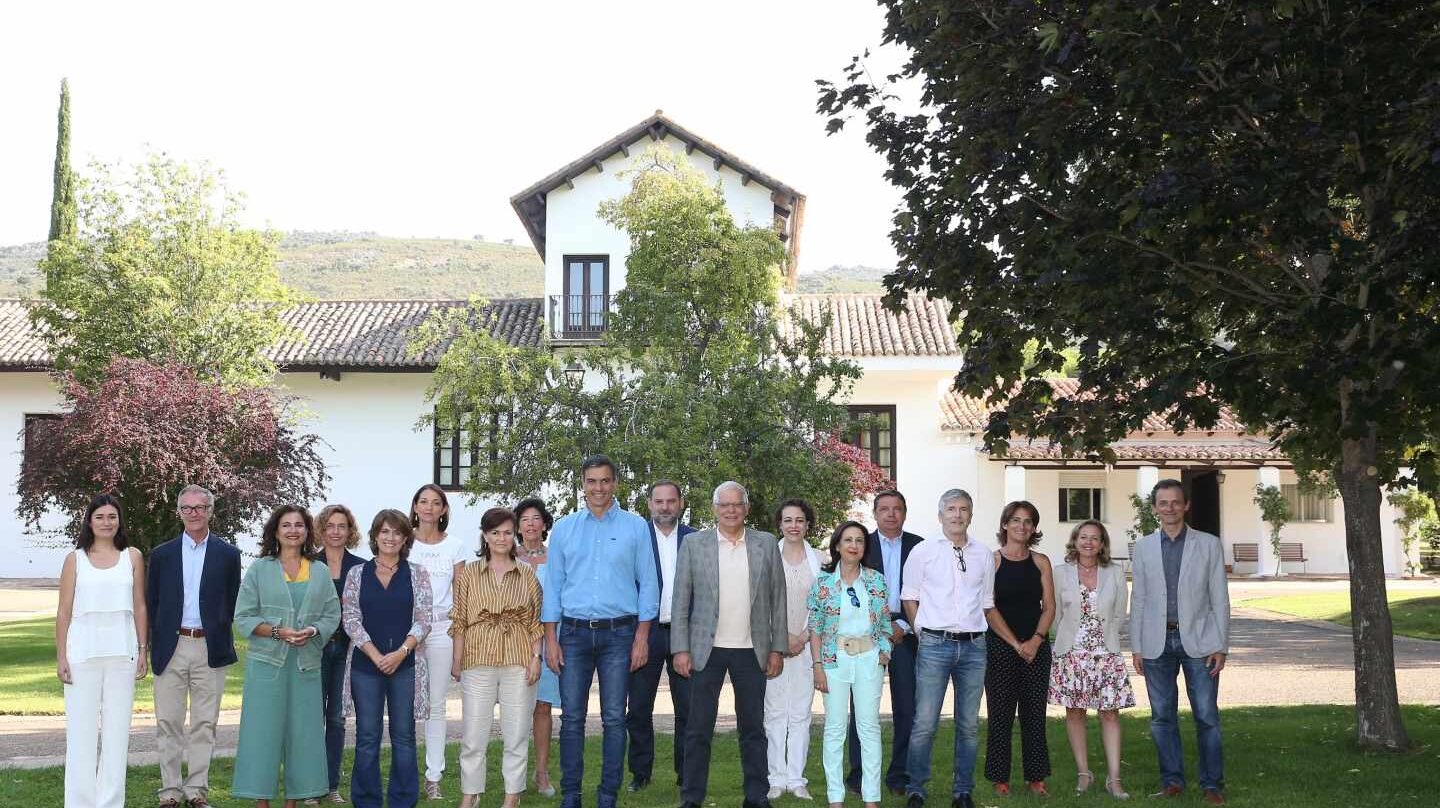 Pedro Sánchez y sus ministros, en Quintos de Mora (Toledo).