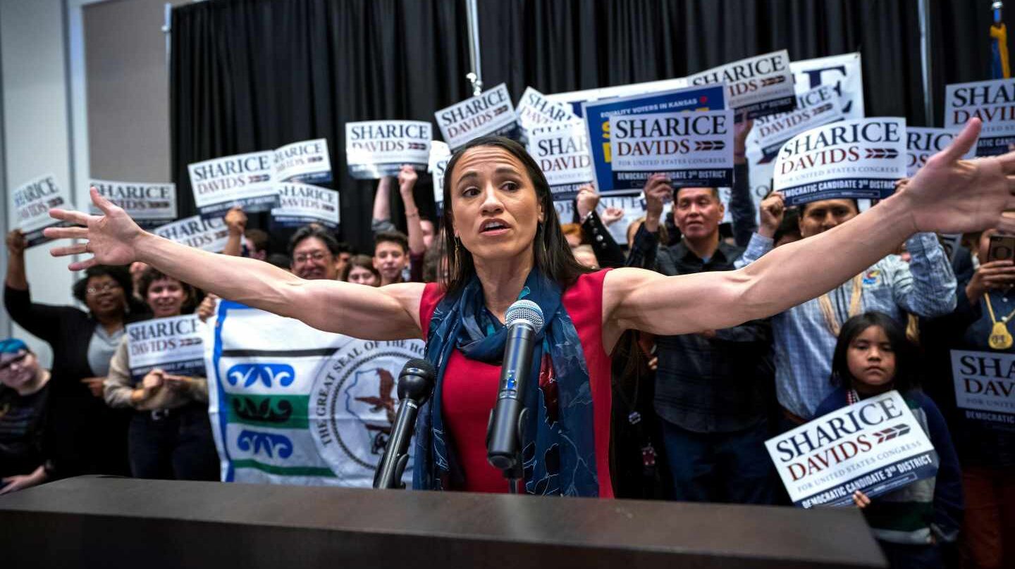 Sharice Davids es la primera congresista lesbiana de Kansas.