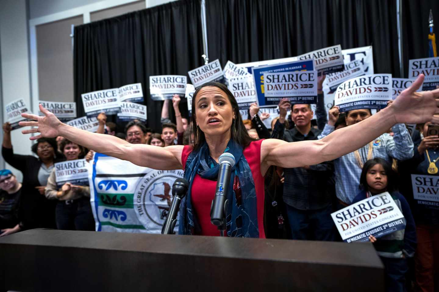 Sharice Davids es la primera congresista lesbiana de Kansas.