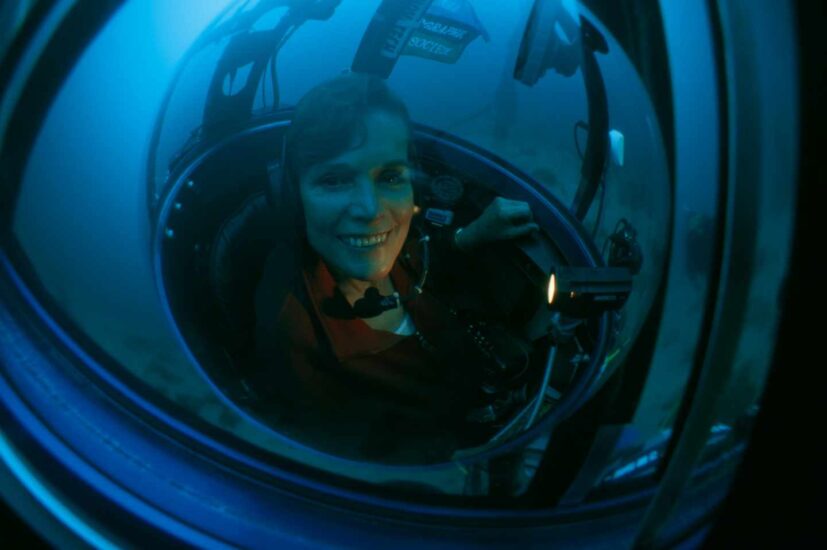 Sylvia Earle se prepara para sumergirse en las profundidades. Kip F Evans. THESEA 2000