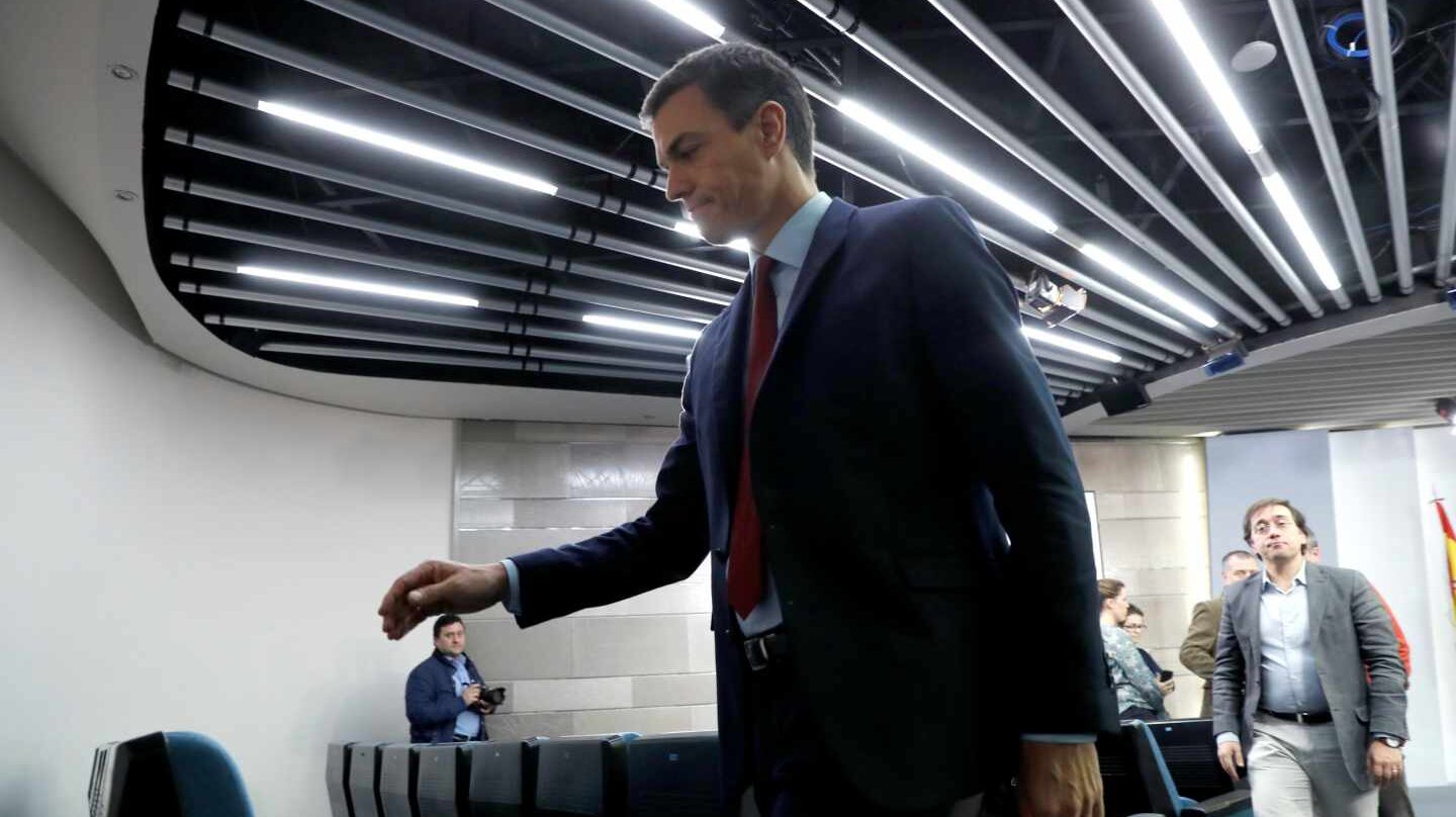 El presidente del Gobierno, Pedro Sánchez, tras comparecer hoy en el Palacio de la Moncloa, en Madrid, donde ha anunciado que España ha alcanzado un acuerdo sobre Gibraltar y, por tanto, mañana levantará el veto en la reunión de líderes comunitarios y votará a favor del "brexit".