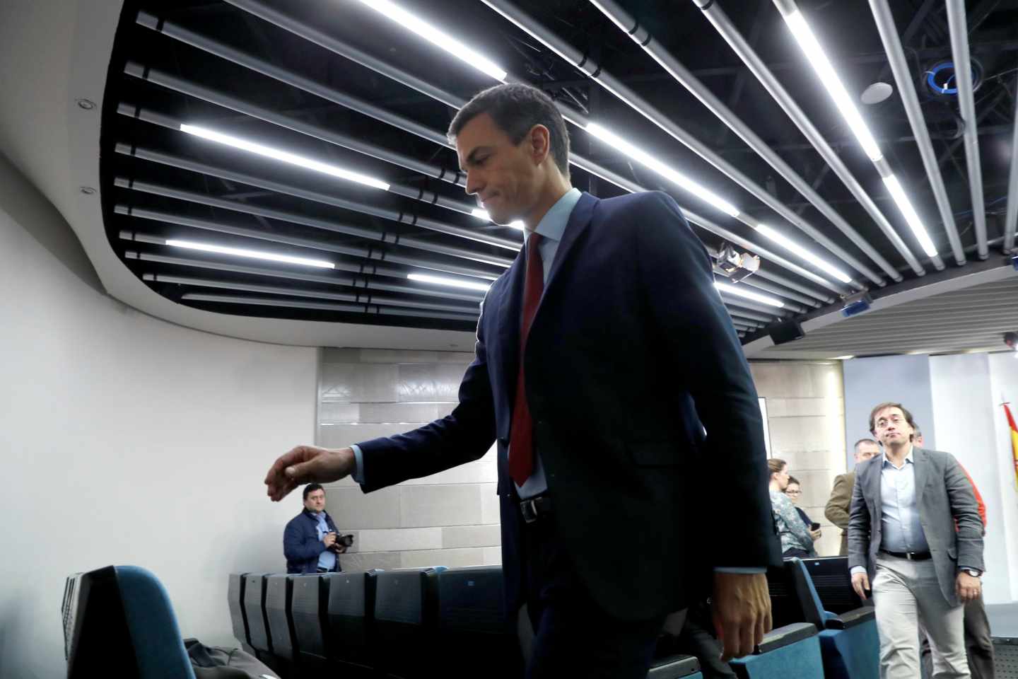 El presidente del Gobierno, Pedro Sánchez, tras comparecer hoy en el Palacio de la Moncloa, en Madrid, donde ha anunciado que España ha alcanzado un acuerdo sobre Gibraltar y, por tanto, mañana levantará el veto en la reunión de líderes comunitarios y votará a favor del "brexit".