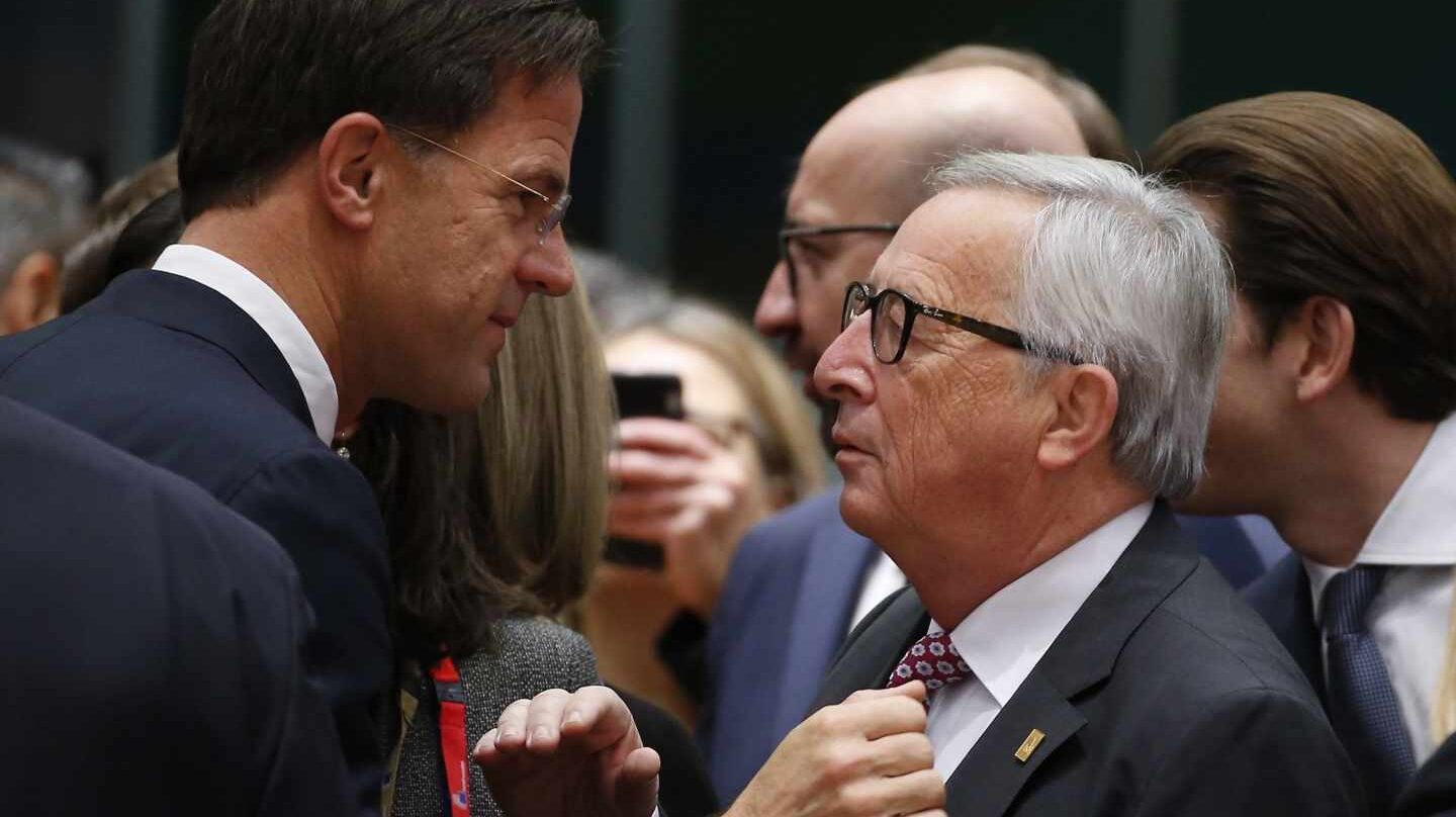 El presidente del Gobierno español, Pedro Sánchez, habla con el presidente de la Comisión Europea, Jean-Claude Juncker, en Bruelas.