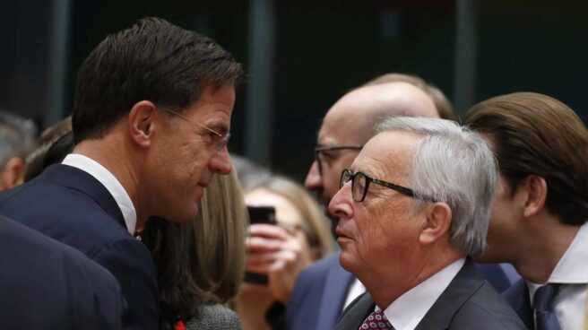 El presidente del Gobierno español, Pedro Sánchez, habla con el presidente de la Comisión Europea, Jean-Claude Juncker, en Bruelas.