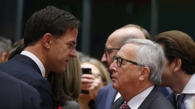Sánchez y Juncker El presidente del Gobierno español, Pedro Sánchez, habla con el presidente de la Comisión Europea, Jean-Claude Juncker, en Bruelas.