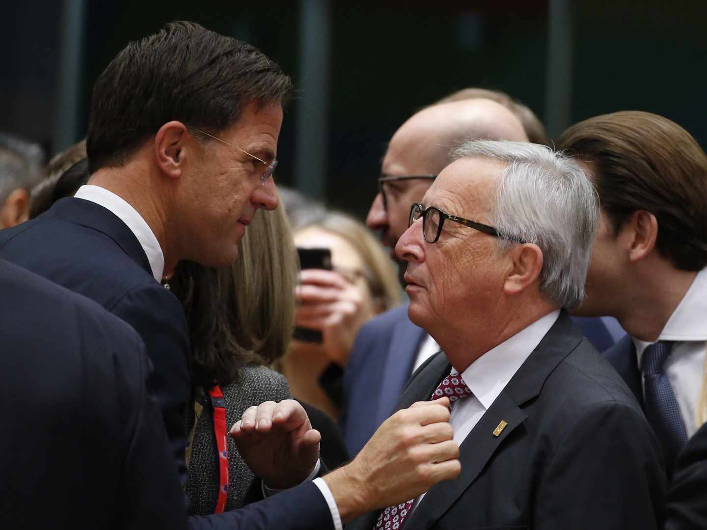 El presidente del Gobierno español, Pedro Sánchez, habla con el presidente de la Comisión Europea, Jean-Claude Juncker, en Bruelas.