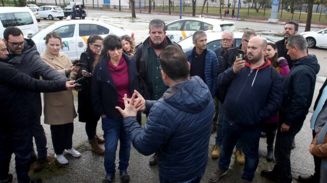 La guerra del taxi estalla en Andalucía contra Susana Díaz y toma partido por Podemos