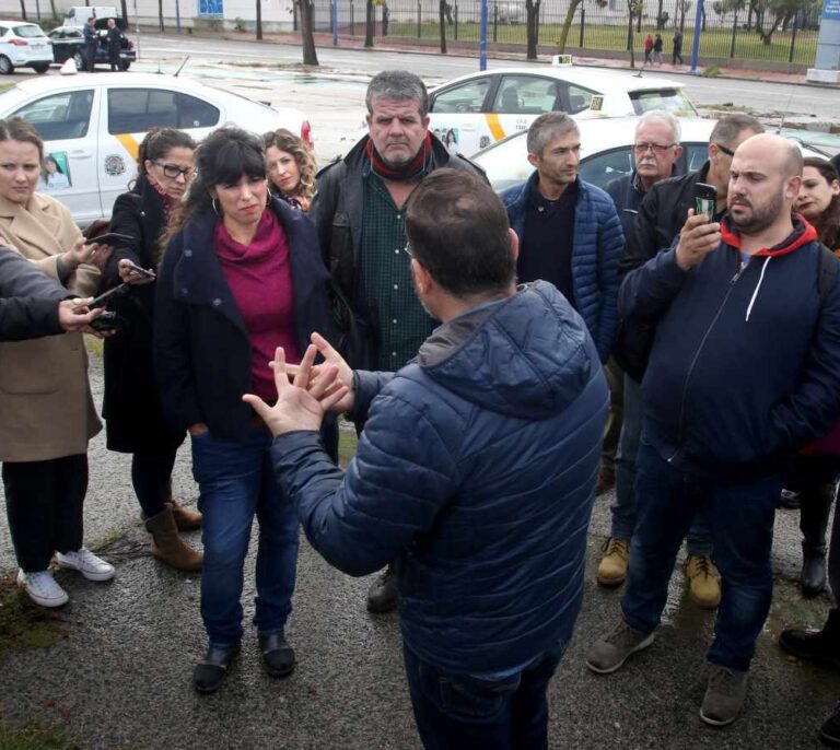La guerra del taxi estalla en Andalucía contra Susana Díaz y toma partido por Podemos