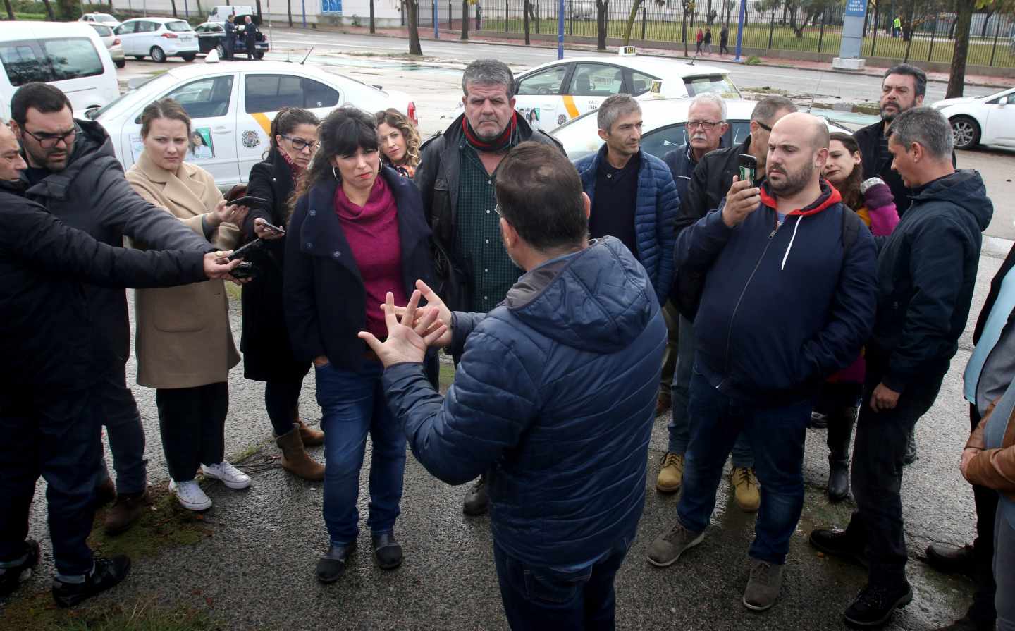 La guerra del taxi estalla en Andalucía contra Susana Díaz y toma partido por Podemos