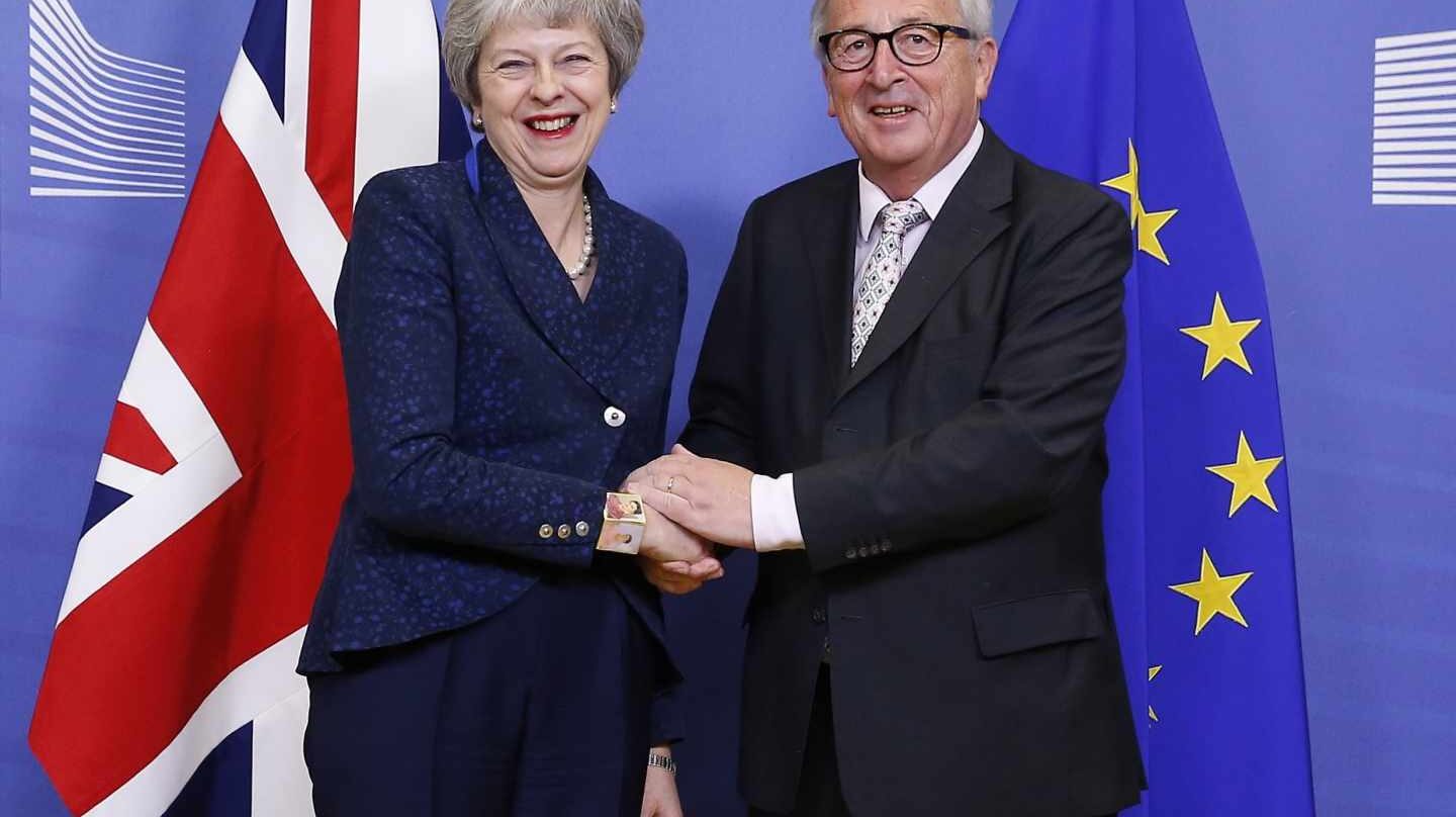 La primera ministra británica, Theresa May, junto al presidente de la Comisión, Jean-Claude Juncker, en Bruselas.