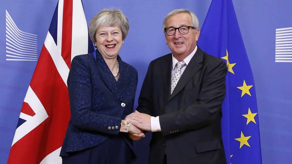 La primera ministra británica, Theresa May, junto al presidente de la Comisión, Jean-Claude Juncker, en Bruselas.