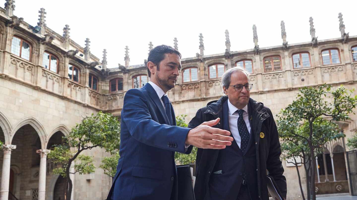 El presidente de la Generalitat, Quim Torra (d), acompañado por el conseller de Territorio, Damià Calvet (i), a su llegada a la reunión semanal del gobierno catalán, que se celebra en plenos preparativos para presentar su proyecto presupuestario para 2019, para el que necesita conseguir el apoyo de los comunes, que ya han exigido una reforma fiscal progresiva.