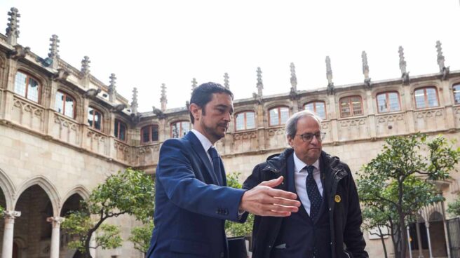 El presidente de la Generalitat, Quim Torra (d), acompañado por el conseller de Territorio, Damià Calvet (i), a su llegada a la reunión semanal del gobierno catalán, que se celebra en plenos preparativos para presentar su proyecto presupuestario para 2019, para el que necesita conseguir el apoyo de los comunes, que ya han exigido una reforma fiscal progresiva.