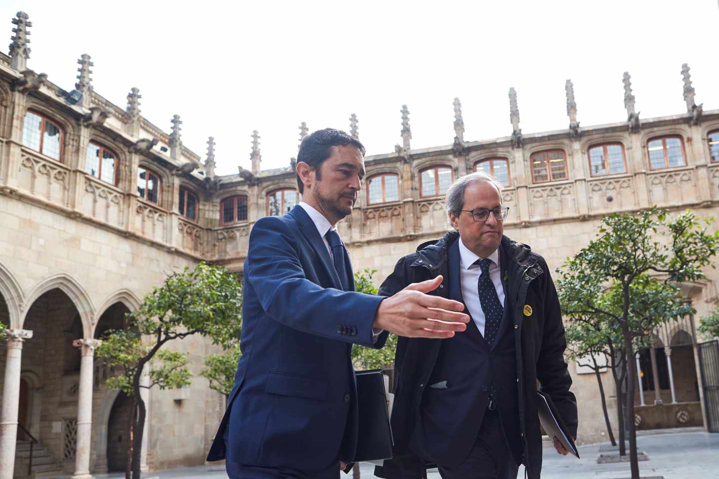 El presidente de la Generalitat, Quim Torra (d), acompañado por el conseller de Territorio, Damià Calvet (i), a su llegada a la reunión semanal del gobierno catalán, que se celebra en plenos preparativos para presentar su proyecto presupuestario para 2019, para el que necesita conseguir el apoyo de los comunes, que ya han exigido una reforma fiscal progresiva.