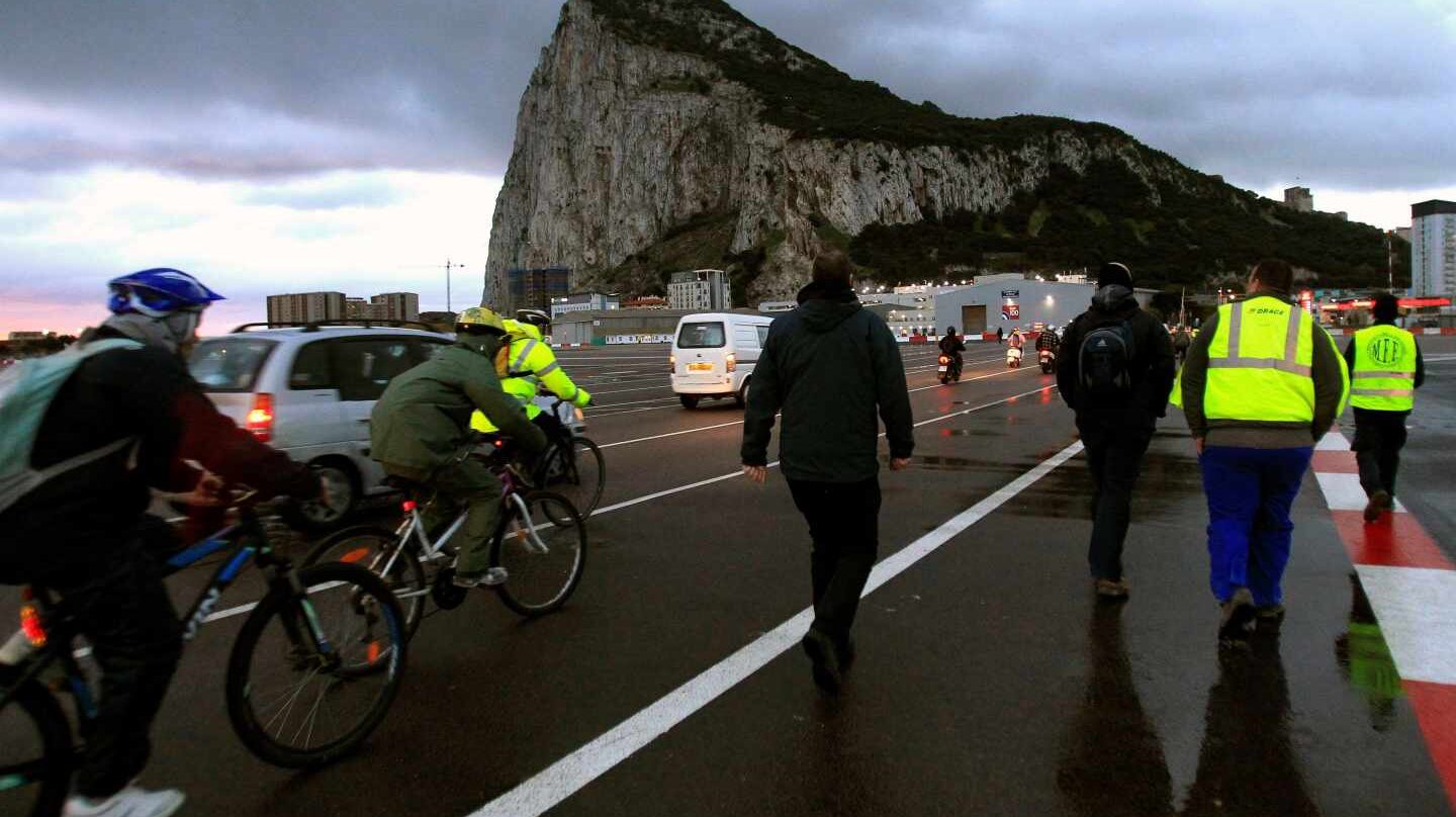 Trabajadores españoles se dirigen a Gibraltar al inicio de la jornada.