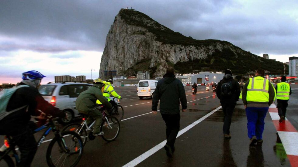Trabajadores españoles se dirigen a Gibraltar al inicio de la jornada.