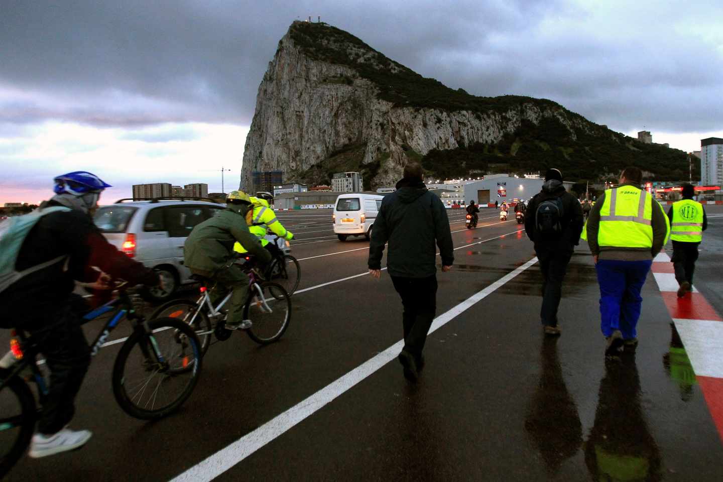 Trabajadores españoles se dirigen a Gibraltar al inicio de la jornada.