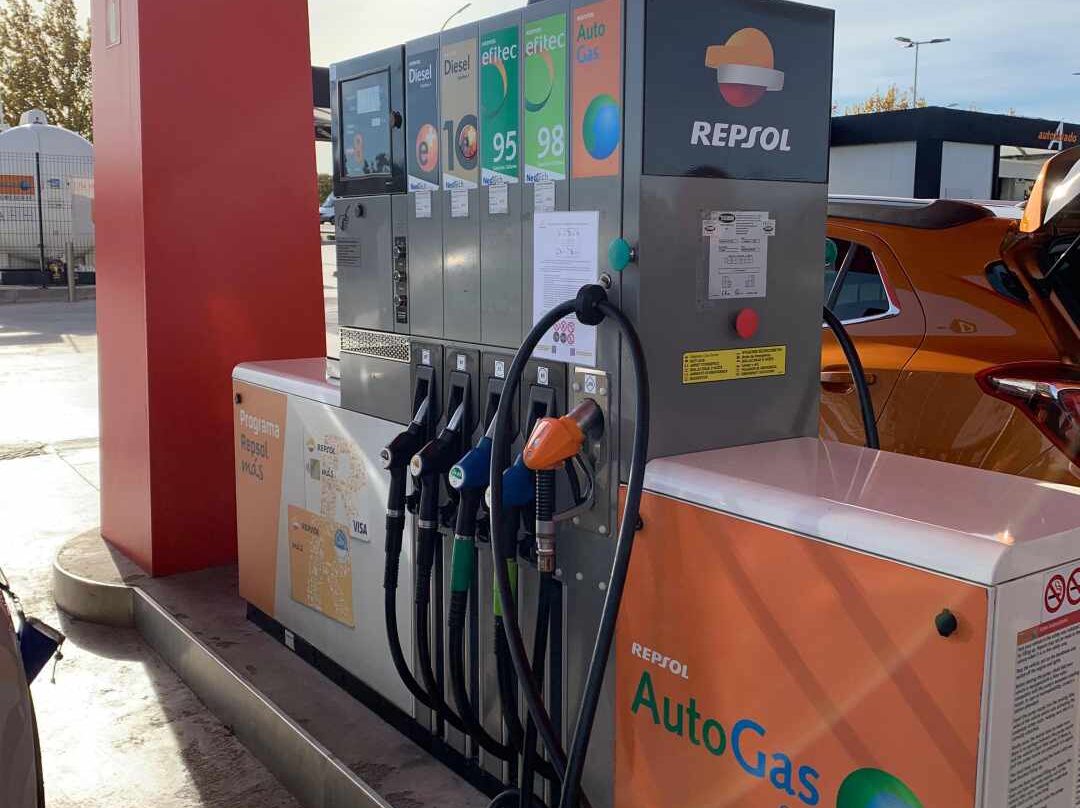 Surtidor de gasolina en una estación de servicio de Repsol en Zaragoza.