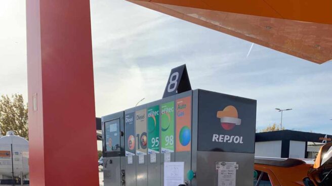 Surtidor de gasolina en una estación de servicio de Repsol en Zaragoza.