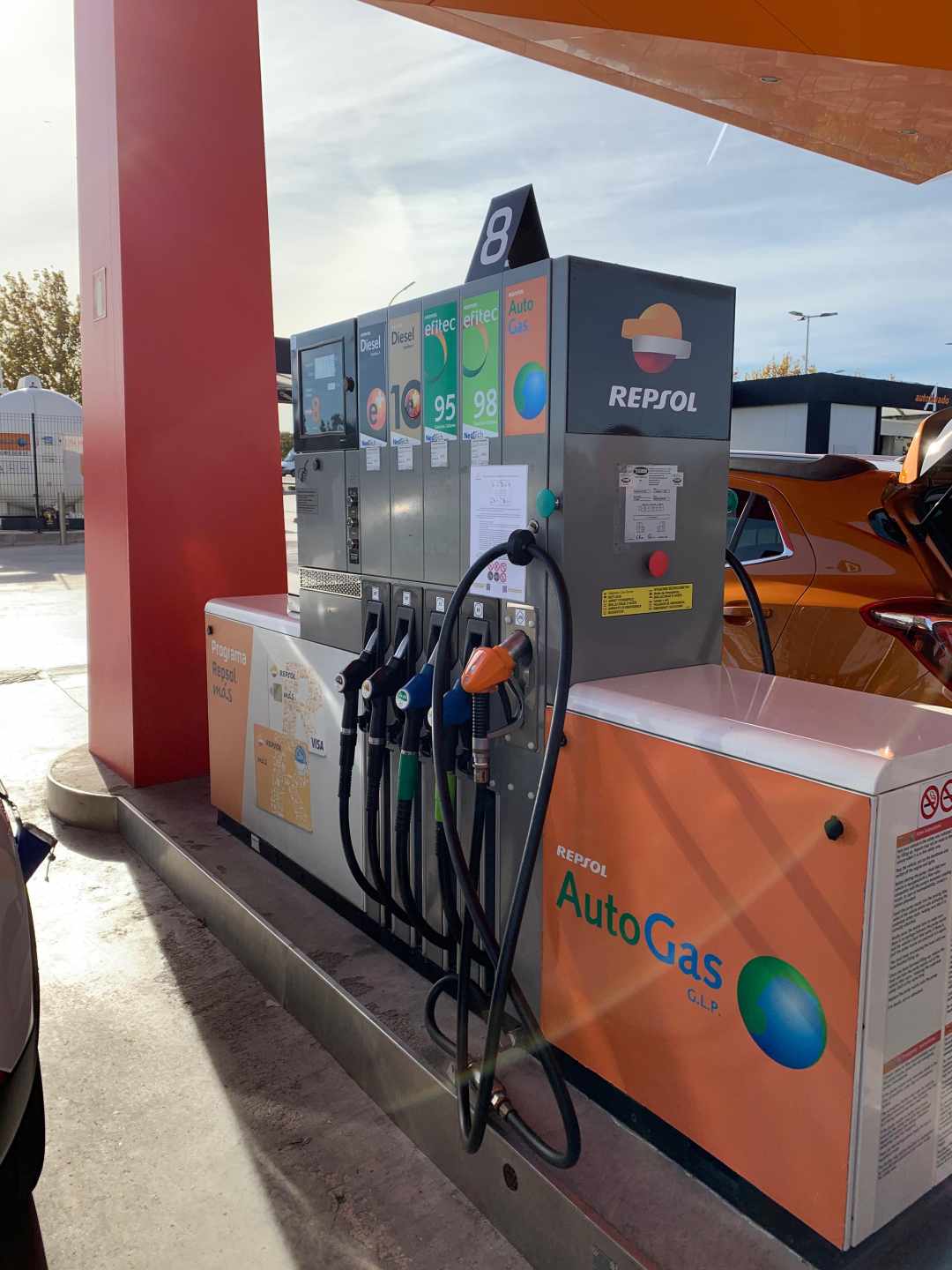 Surtidor de gasolina en una estación de servicio de Repsol en Zaragoza.