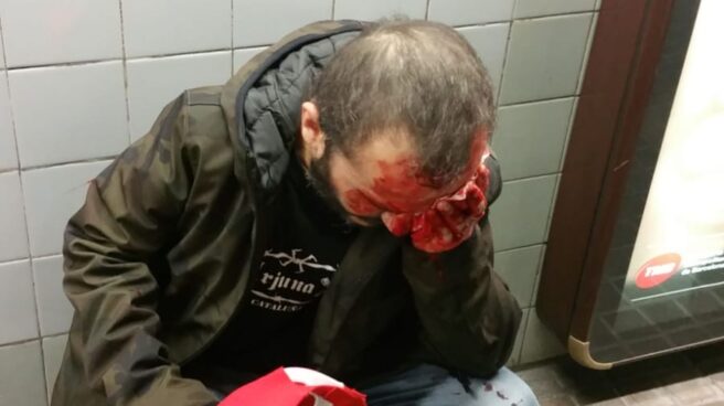 Un hombre es agredido en el metro de Barcelona por llevar una bandera de España