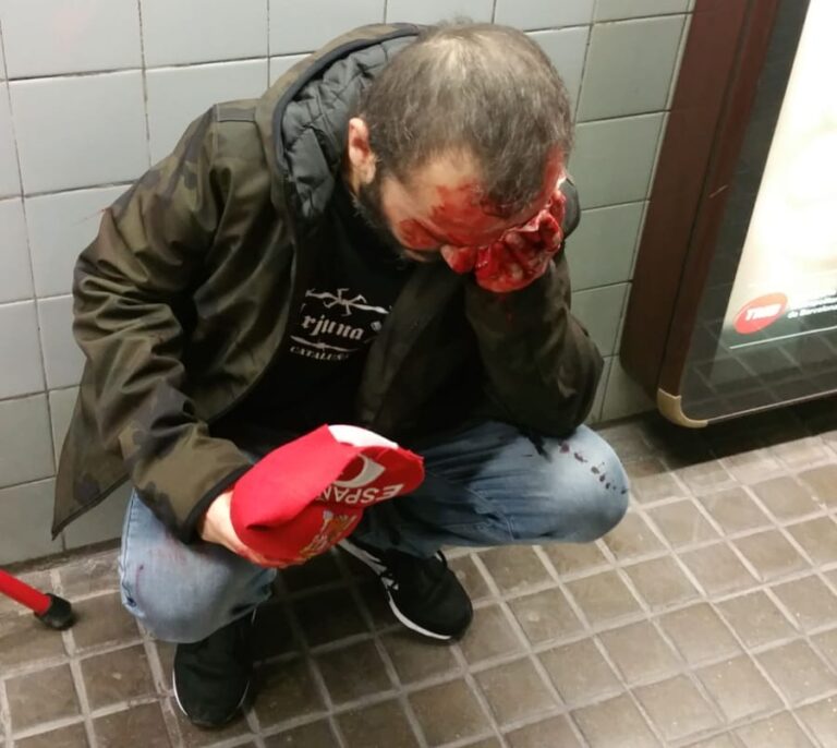 Un hombre es agredido en el metro de Barcelona por llevar una bandera de España