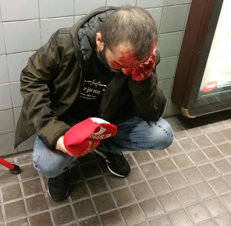 Un hombre es agredido en el metro de Barcelona por llevar una bandera de España