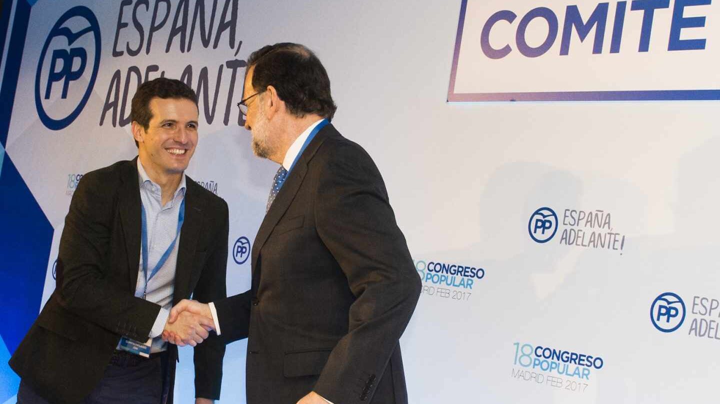 Pablo Casado saluda a Mariano Rajoy.