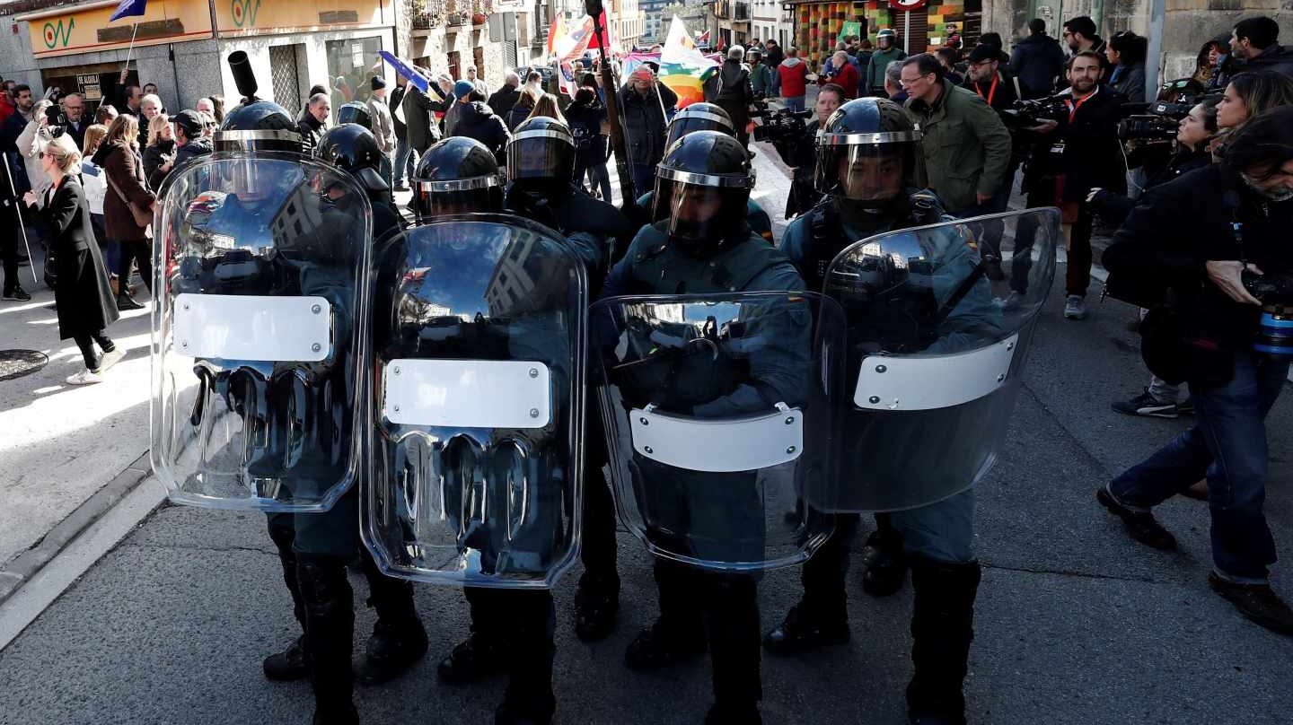 Guardias civiles, el pasado domingo en Alsasua ante las protestas de la izquierda 'abertzale' por el homenaje organizado en favor del Cuerpo.