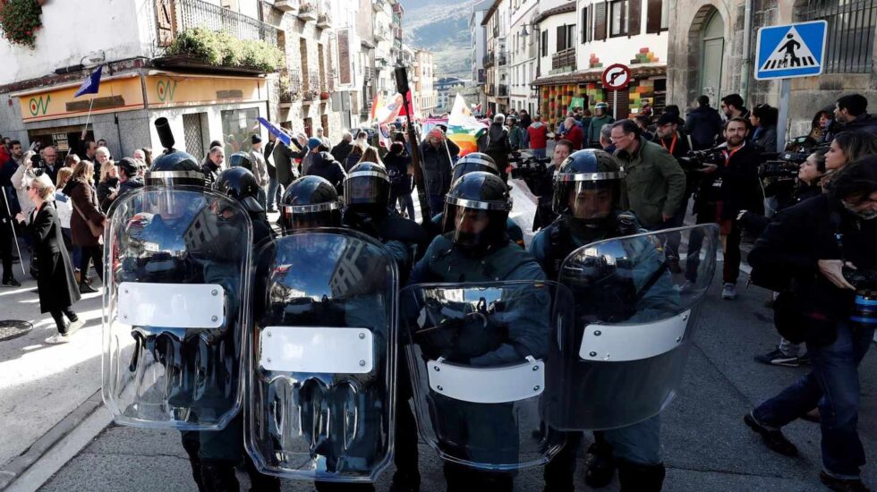 Guardias civiles, el pasado domingo en Alsasua ante las protestas de la izquierda 'abertzale' por el homenaje organizado en favor del Cuerpo.