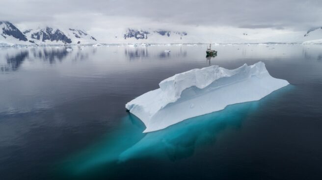 El barco Arctic Sunrise, durante su estudio en la Península Antártica