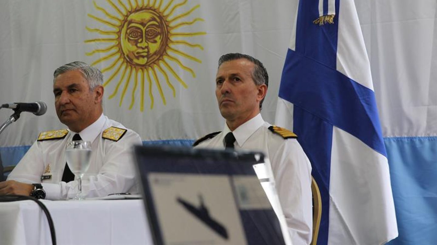 El jefe de la Armada Argentina, José Luis Villán, y el exportavoz de la Armada, Enrique Balbi.