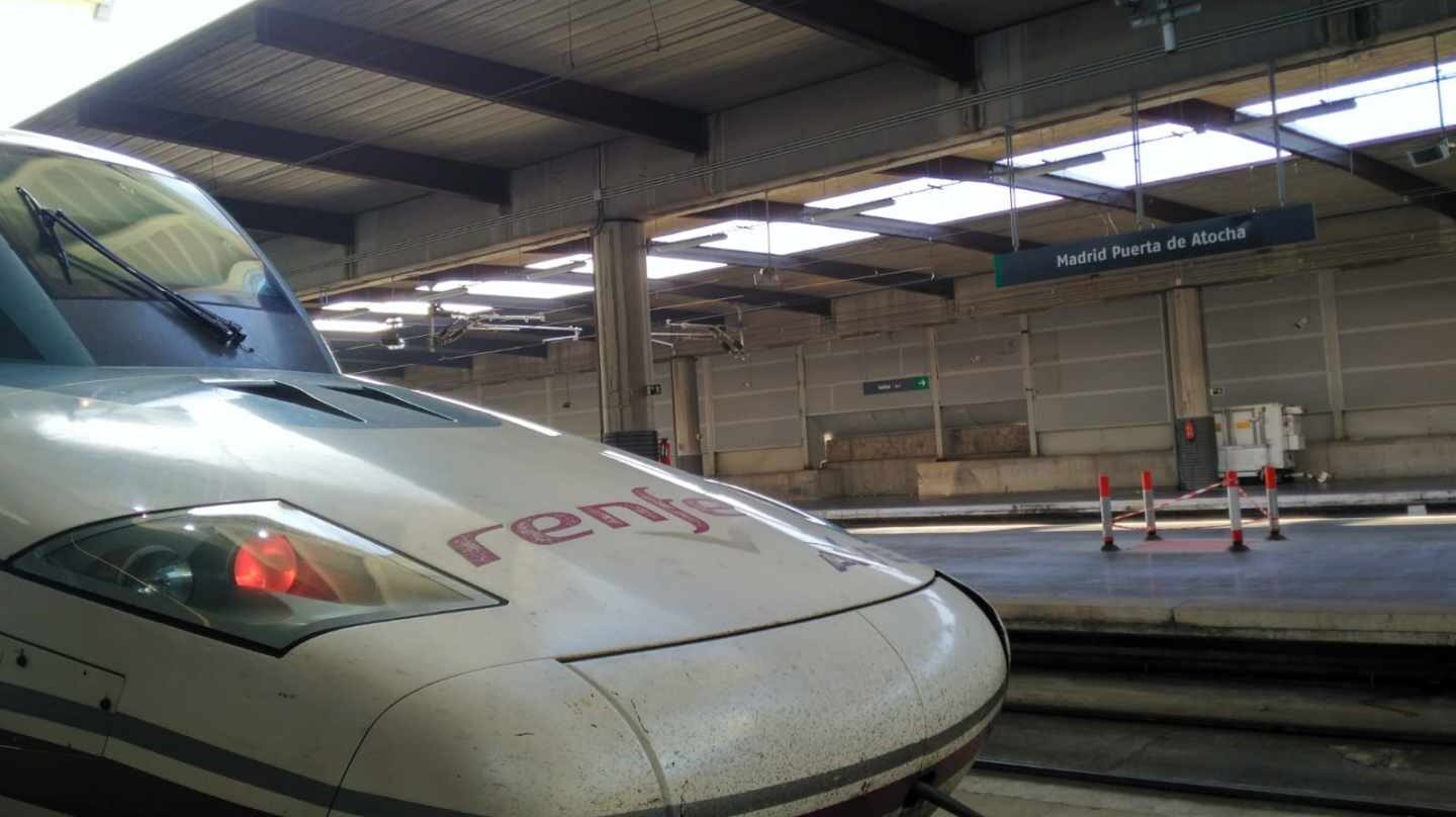 La locomotora del AVE que salió este miércoles de Sevilla a las 8.45 horas, estacionado en Atocha a su llegada.