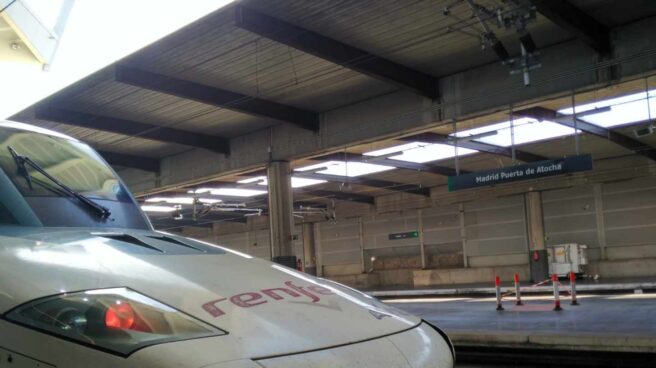 La locomotora del AVE que salió este miércoles de Sevilla a las 8.45 horas, estacionado en Atocha a su llegada.