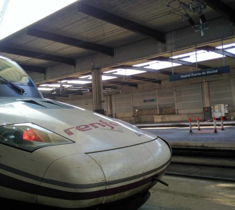 Viajeros de un AVE acceden al tren sin pasar por el escáner de equipaje debido a una avería