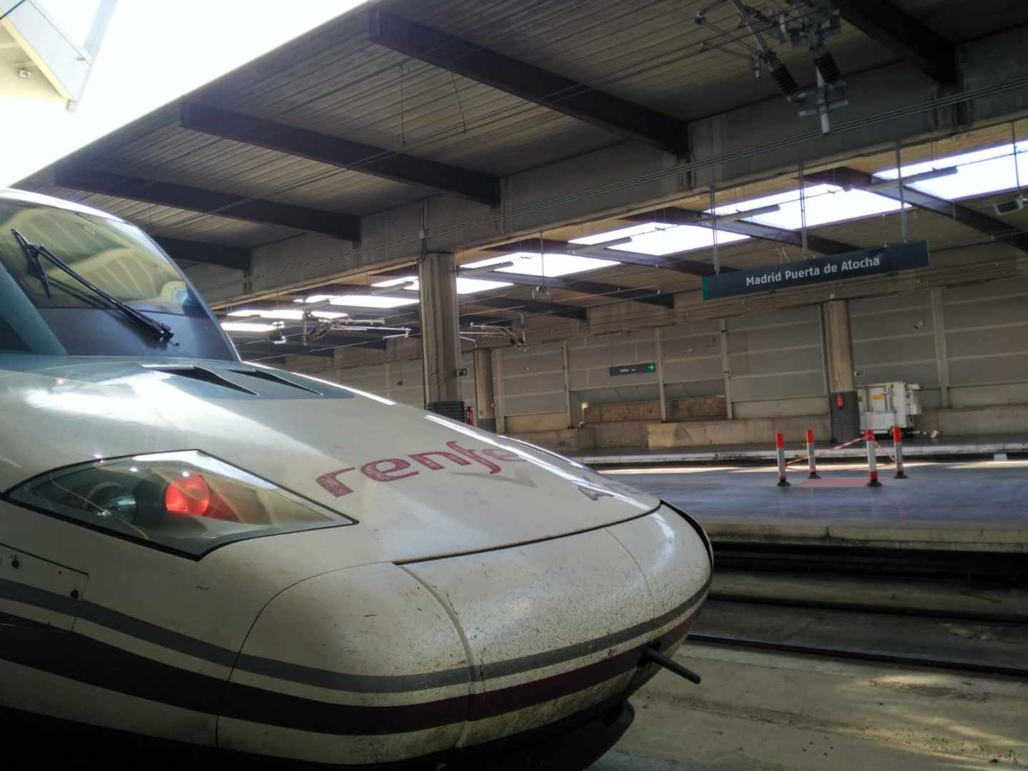 La locomotora del AVE que salió este miércoles de Sevilla a las 8.45 horas, estacionado en Atocha a su llegada.