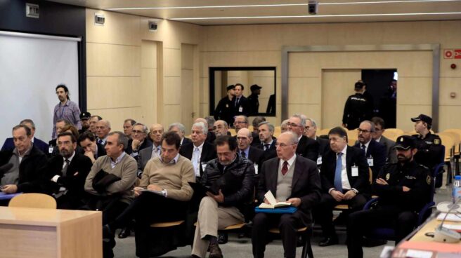 Los acusados en el juicio por la salida a bolsa de Bankia, con el expresidente, Rodrigo Rato, en primera fila.