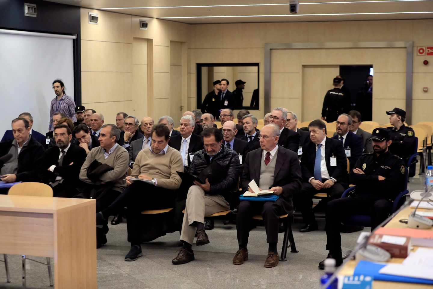 Los acusados en el juicio por la salida a bolsa de Bankia, con el expresidente, Rodrigo Rato, en primera fila.