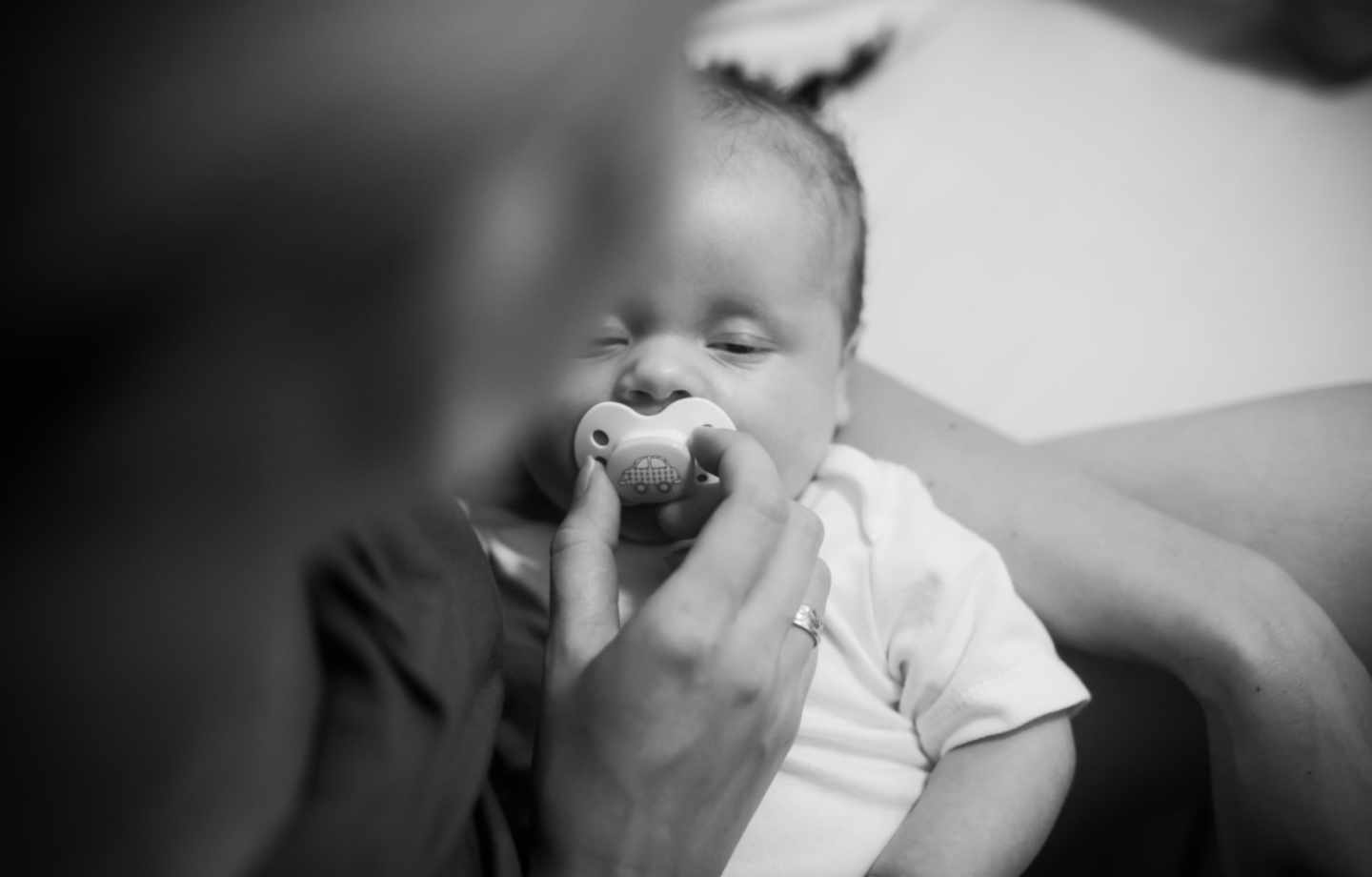 Limpiar con saliva el chupete de tu bebé puede evitarle una alergia