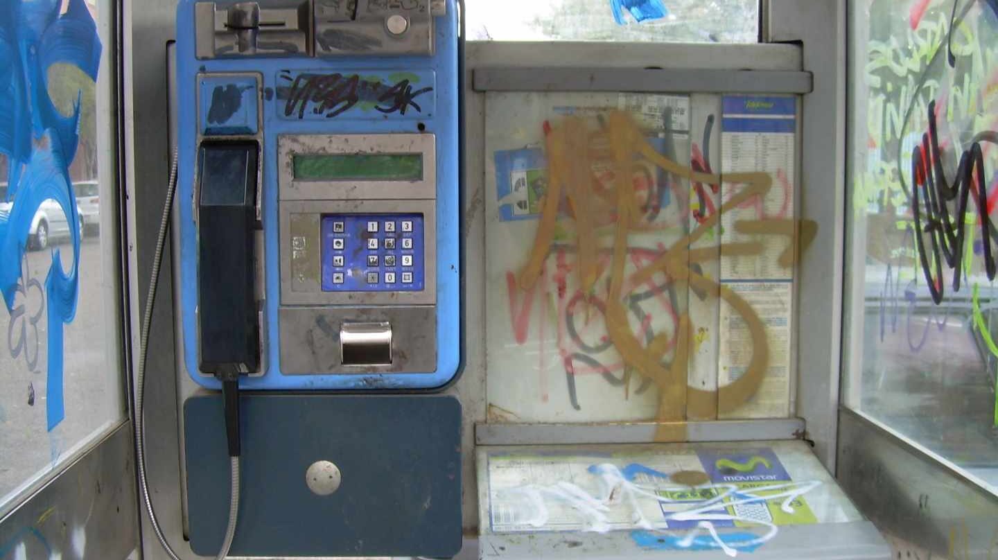 Una cabina telefónica pública.