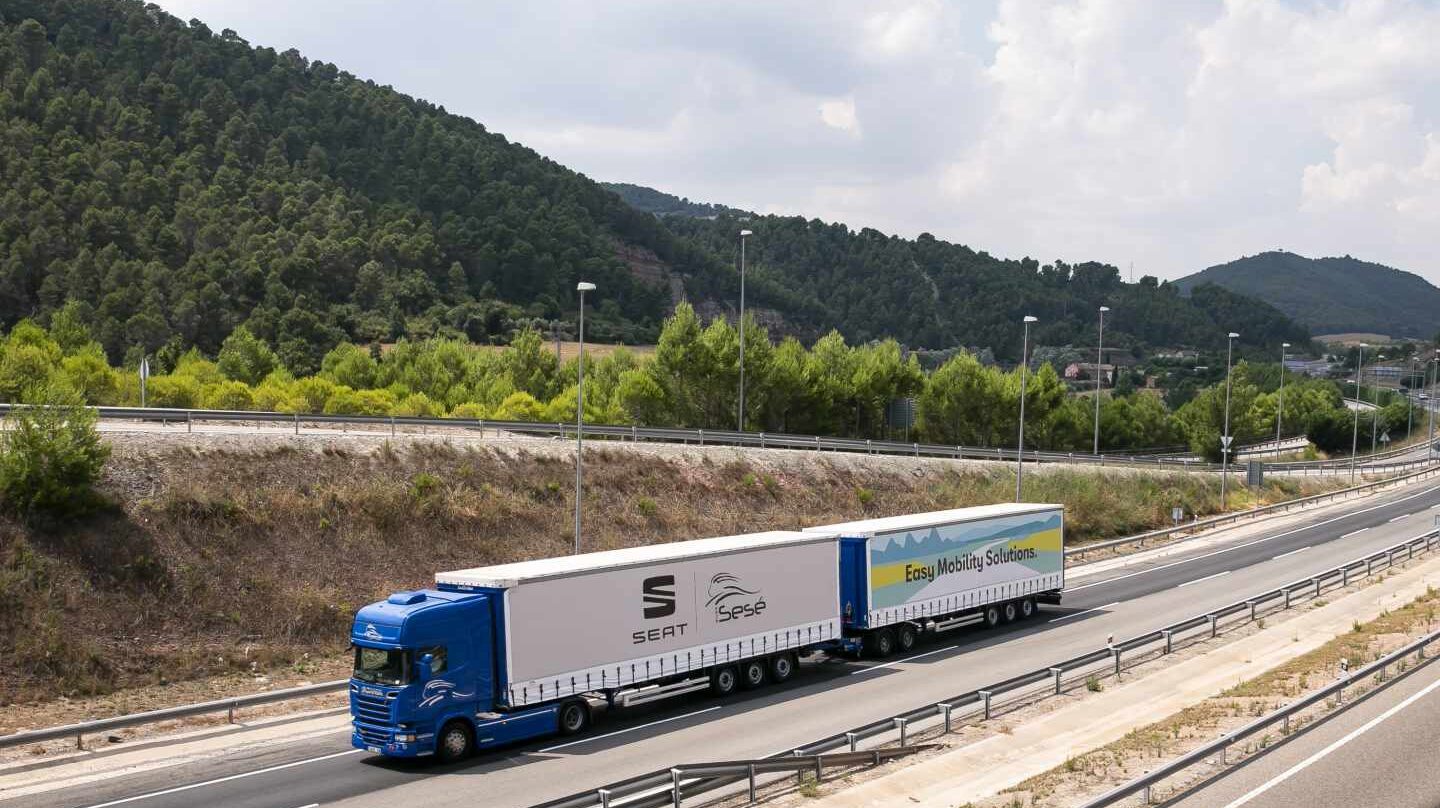Un camión de Seat transporta mercancías.