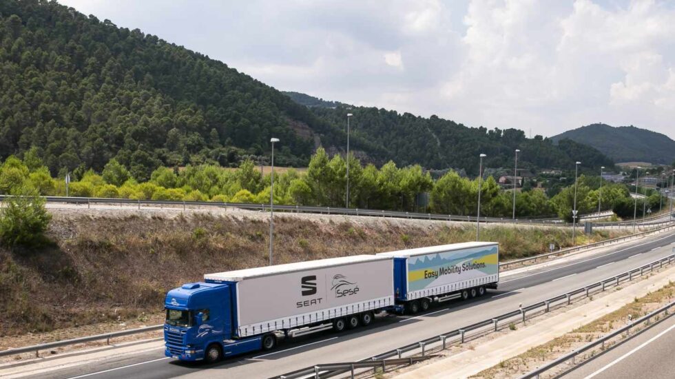 Un camión de Seat transporta mercancías.