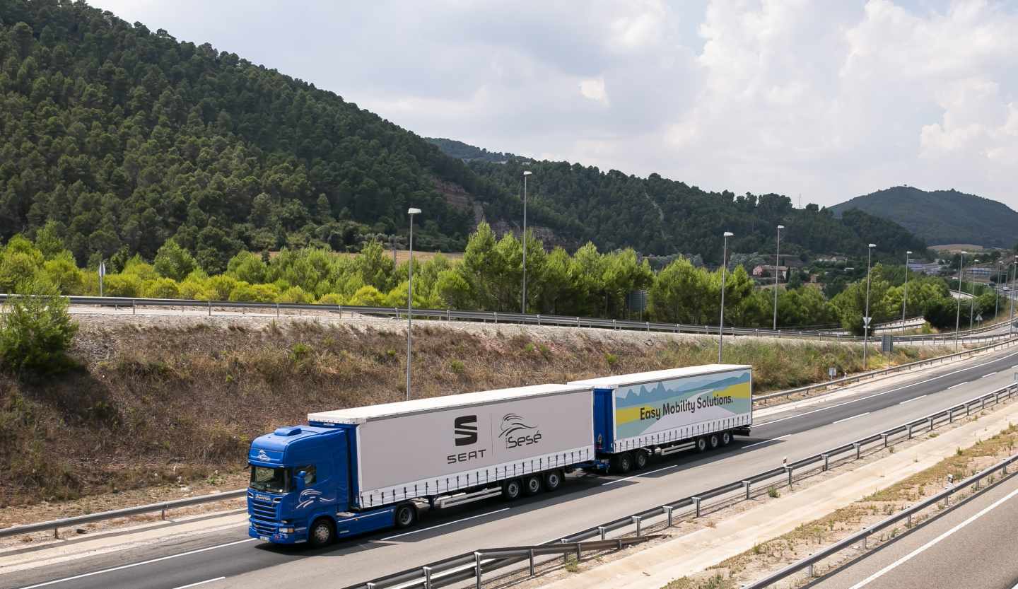 Un camión de Seat transporta mercancías.