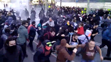 Los Mossos cargan contra los CDR que tratan de boicotear la marcha de policías