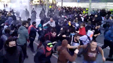 Los Mossos cargan contra los CDR que tratan de boicotear la marcha de policías