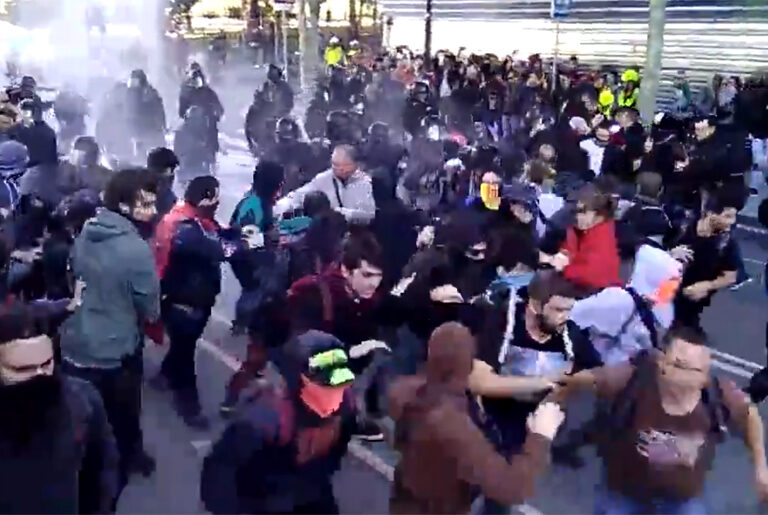 Los Mossos cargan contra los CDR que tratan de boicotear la marcha de policías